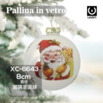 Pallina di Natale bianca in vetro da 8cm decorata con babbo natale