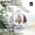 Pallina di Natale bianca in vetro da 8cm decorata con alberi natalizi