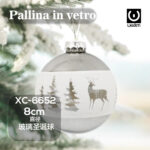 Pallina di Natale bianca e grigia in vetro da 8cm decorata con alberi e renna