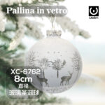 Pallina di Natale bianca in vetro da 8cm decorata con paesaggio innevato e renne
