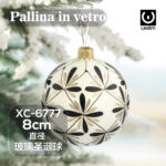 Pallina di Natale bianca in vetro da 8cm decorata con rifiniture foglie in bianco dorato e nero