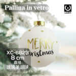 Pallina di Natale in vetro bianca da 8cm con dettagli dorata decorata con scritta Merry Christmas