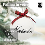 Pallina di Natale in vetro bianca da 8cm decorata con scritta Natale e fiocchetto rosso