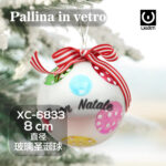 Pallina di Natale in vetro bianca da 8cm decorata con pois colorati e fiocchetto rosso