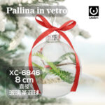 Pallina di Natale in vetro trasparente da 8cm con decorazioni natalizie interne e fiocco rosso