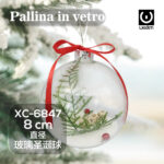 Pallina di Natale in vetro trasparente da 8cm con decorazioni natalizie interne e fiocco rosso