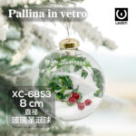 Pallina di Natale in vetro trasparente da 8cm con decorazioni bacche e piante natalizie interne