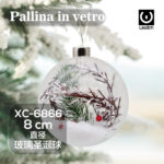 Pallina di Natale in vetro trasparente da 8cm con decorazioni bacche e rami innevati natalizi