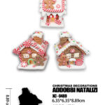 Set da 3 Pendenti natalizi a forma casette in legno colore rosso e bianco a tema pan di zenzero dimensione: 6,35x6,35x8,89cm